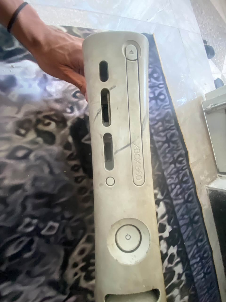 اكس بوكس 360 كامل ملحقات جوستك ومحوله وهارد جبير بي فوك 50 لعبه سعره 100 وبي مجال مال بيع 
***********  واتساب
