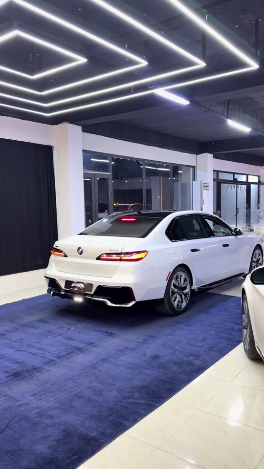 Bmw-740i 2026 clean title Full option  White & red 20,000 mil Call for price: *********** ***********
