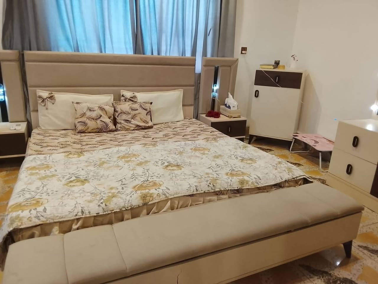 غرفه نوم 10 قطع للبيع استخدام شهرين غرفه كلش نضيفه فقط تخت مخزن جكات فقط مستطر مال  طابوريه اثناء الشد نكسرت من النص وكلشي ماعليها ولا تبين 
السعر مليون و150 الف وبيها مجال التواصل واتساب ورقم ايضا 
***********
