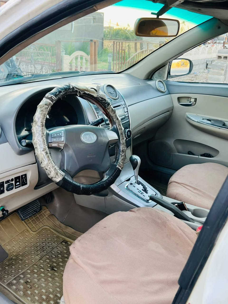 للبيع BYD موديل 2013 فول مواصفات، فتحة سقف، كاميرا، كشنات جلد، تحكم بالستيرن، بصمه ، السيارة بحالة ممتازة ومحركها نظيف جداً. السيارة جاهزة للاستخدام ولا تحتاج أي صرف.وشكلها حلو ومرتب 

السعر: 32 ورقه (قابل للتفاوض بالمعقول).

للاستفسار والتواصل:
***********
