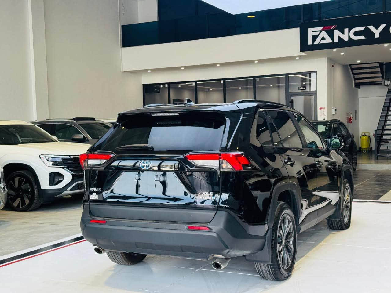 TOYOTA RAV4 XLE HYBRID - 2024 ✅

عربى/کوردی
تويوتا
راف 4,  XLE HEV (High) , 2024
عدد الأميال : 14,611 ميل
ضرر: كلين تايتل
سلندر: 4 سلندر
محرک: 2.5
السعر / اتصل بنا
الكاميرا الخلفية - سقف بانورامي - صندوق كهربائي  - التحكم على المنحدرات - مستشعر وقوف - تدفئة المقاعد - فتحة السقف - مثبت السرعة - مرايا جانبية كهربائية - شاشة - مراقبة النقطة العمياء - مقاعد كهربائية - 8 وسادة هوائية - مصابيح زينون الأمامية - المصابيح الأمامية ليد - قفل مركزي للأبواب - عرض المعلومات على الزجاج الامامي - تدفئة مقود القيادة - أبل كاربلاي - التشغيل عن بعد - ABS - AWD - رادار - كشافات ضباب - مثبت السرعة التكيفي - تبريد خلفي

📍العنوان: اربيل  -  شركة فانسي كارس
مدينة ئارام للتجارة رقم معرض (B4)

☎️-***********
☎️-***********
☎️- ***********
☎️- ***********

***************
تۆیۆتا
ڕاڤ 4,  XLE HEV (High) , 2024
ماوەی ڕۆیشتن : 14,611 ميل
بۆیاغ: کلین تایتڵ
پستۆن: 4 پستۆن
بزوێنەر: 2.5
 نرخ / پەیوەندی بکە
کامێرای دواوە - پانۆراما - سندوقی کارەبایی - ڕاگری نشێوی - حەساس - گەرمکەرەوەی کوشن - سلاید - دیاریکرنی خێرایی - ئاوێنەی لاتەنیشتی کارەبایی - شاشە - ئاوێنەی ڕادار - کورسی کارەبایی - 8 پەرەشووت - لایتی پێشەوەی زینۆن - لایتی پێشەوەی لید - قوفڵی دەرگاکان - داتاشۆ - سوکان هیتەر - ئەپڵ کارپلەی - شەغال - ABS - AWD - ڕادار - بلاجکتۆر - دیاریکرنی خێرایی خۆگونجێن - فێنککەرەوەی پشتەوە .

📍  ناونیشان: هەولێر کۆمپانیای فانسی کارس 
شاری ئارامی بازرگانی رقم پێشانگا (B4)

☎️-***********
☎️-***********

نص مكتوب في الصور:
- FANCY CARS