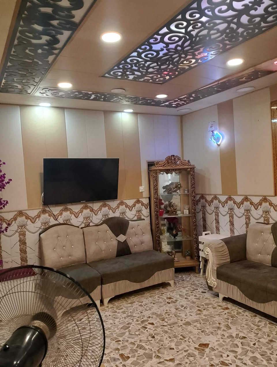 بيت للبيع حي الموظفين شارع الجامع المساحة 110 الواجهية7 للاستفسار الاتصال***********
