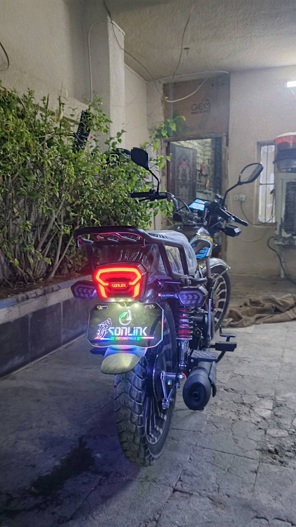 دراجه سونلك مكينه 200 CC ضاغطه و زنجيل بدون أي رجع بل محرك دراجه خير من الله ماشيه 150 كيلو   لون أسود أوراق  موديل اب مليون و100 و بيهة مجال2025