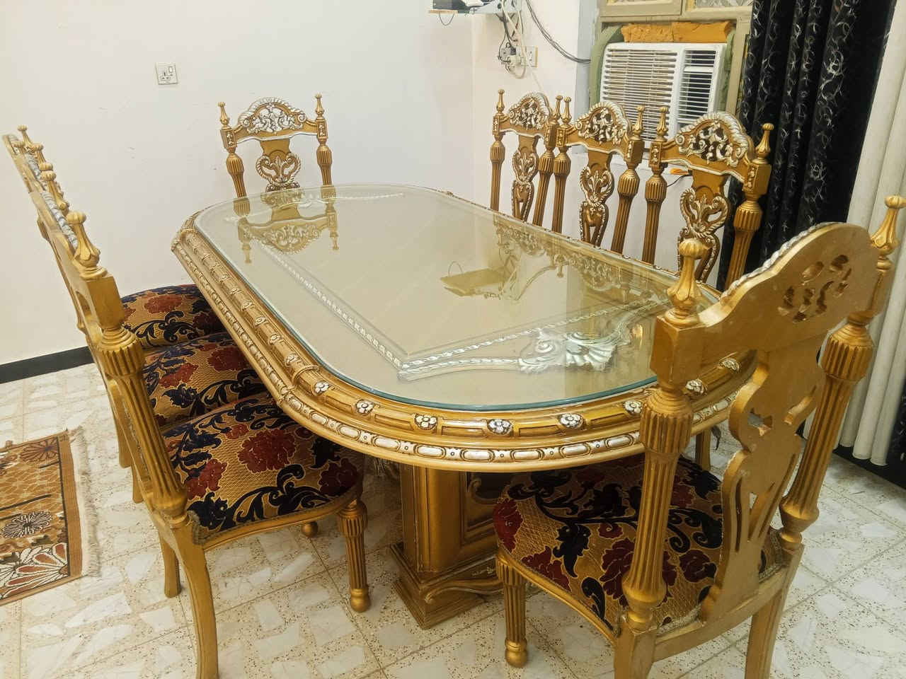 زان مصري ميز طعام ثمانيه كرسي زائد كوسن زائد مدخل زائد فاترينه الم.كان بغداد التواصل على رقم. ***********
