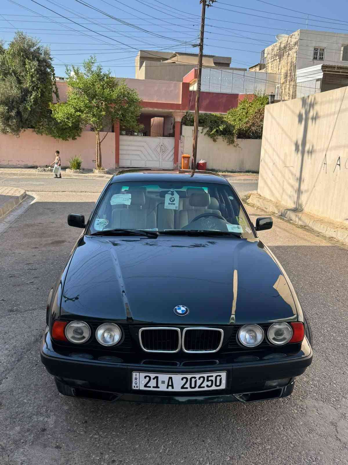 سلام عليكم للبيع BMW موديل ١٩٩٢
مكينه بلاد ٥٢٥ بلادي اوتوماتيك
رقم سليمانيه سنويه جديد دفتر بانزين بيها
صبغ عام جماليه بدون ظربه لون زيتوني 
بدون نقص سياره جديد
مكان كركوك بدون مراوسه فقط بيع 
***********
سعر ٧٥ بيها مجال بسيط
