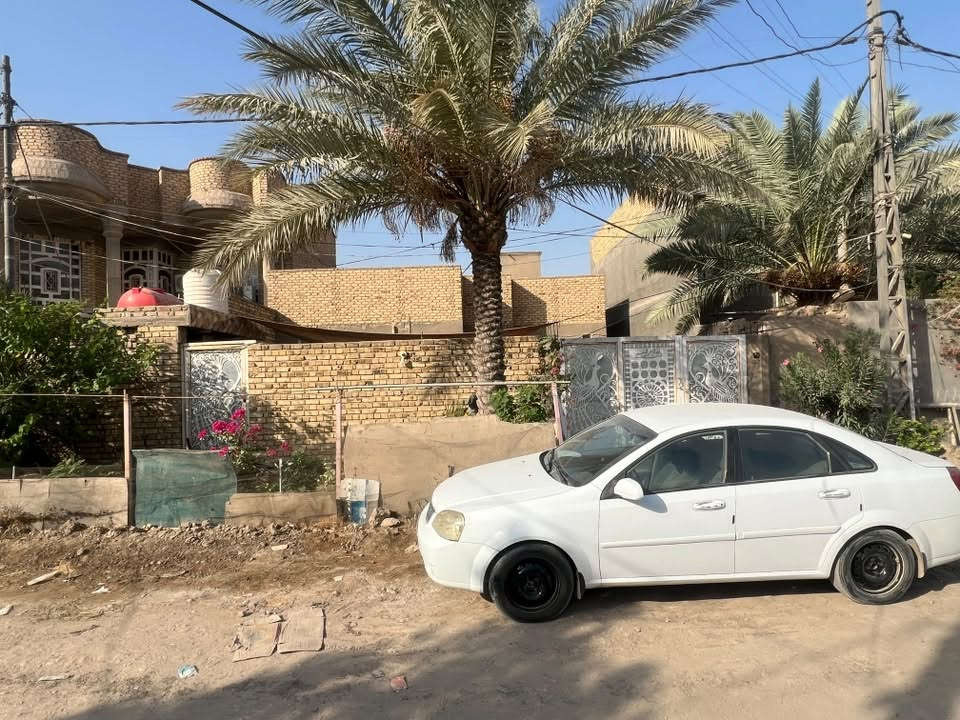 السلام عليكم بيت للبيع المساحه 360 متر
بناء حولي 200 متر وحديقه وطارمه حوالي 160 متر

العنوان شارع الامام قرب مدرسة الكميت 

للاستفسار الاتصال ع الرقم ***********

نص مكتوب في الصور:
- شارع الامام
