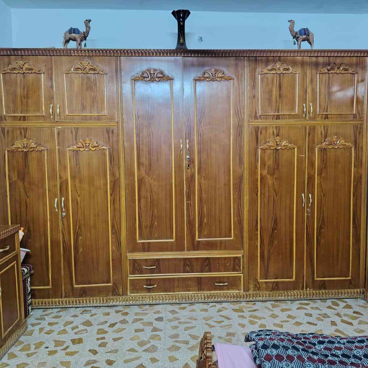 سلام عليكم اخوان غرفه نوم للبيع خشب ثكيل درجه اولا سعر قفل من الاخير 950 مكاني بل ايمن  رقم***********
