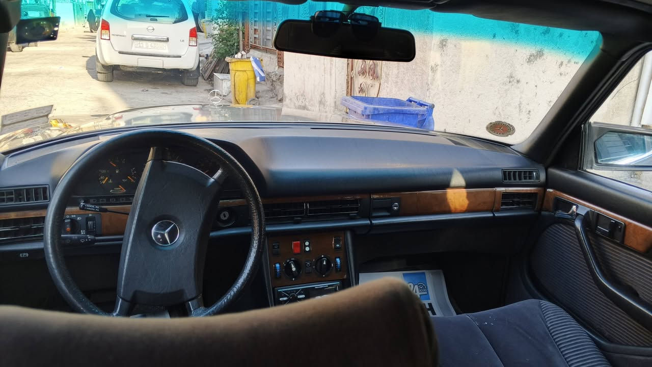 سلام عليكم عندي هاي الجامبو موديل ٩٠ عارضهه للبيع 
بيهه شويه نواقص يعني كونترول مال كشن السائق وبيهه نضوح بلكير شويه مو هواي .. والبارحه نكطع بيهه حار مال فيت بم سياره بطنهه حلوه مسجل وسماعات جدد .. كشنات كهرباء وفتحه وجام كهرباء .. سياره تبريد مكينه بلاديه بيهه شويه زلوغ .. صدرهه نص عمر .. لا تسألني شبيهه كاتب كلشي عليهه..
*********** هذا رقمي ( سعره ٧٥ ) الي يريده مكانها شعب بأسمي السياره

