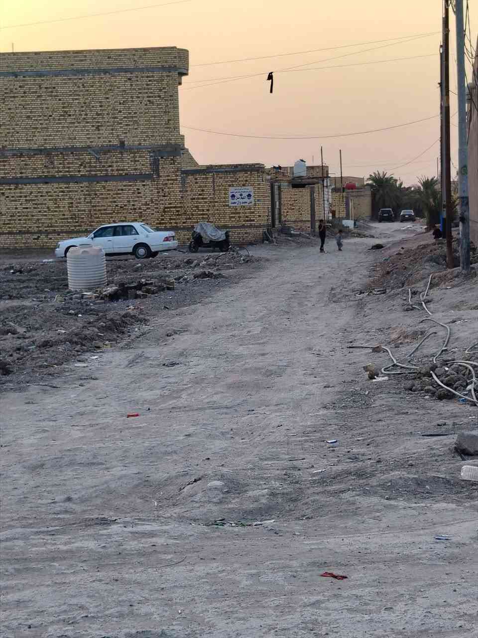السلام عليكم 
قطعة للبيع في سوق الشيوخ منطقة الشموع شارع 30
قرب حسينية ام البنين. القطعة مقلوعة ومدفونة ومشمولة
بالخدمات المساحة 245 م واجهة 10 ونزال 24.5 م 
للاستفسار الاتصال على الرقم 
***********
