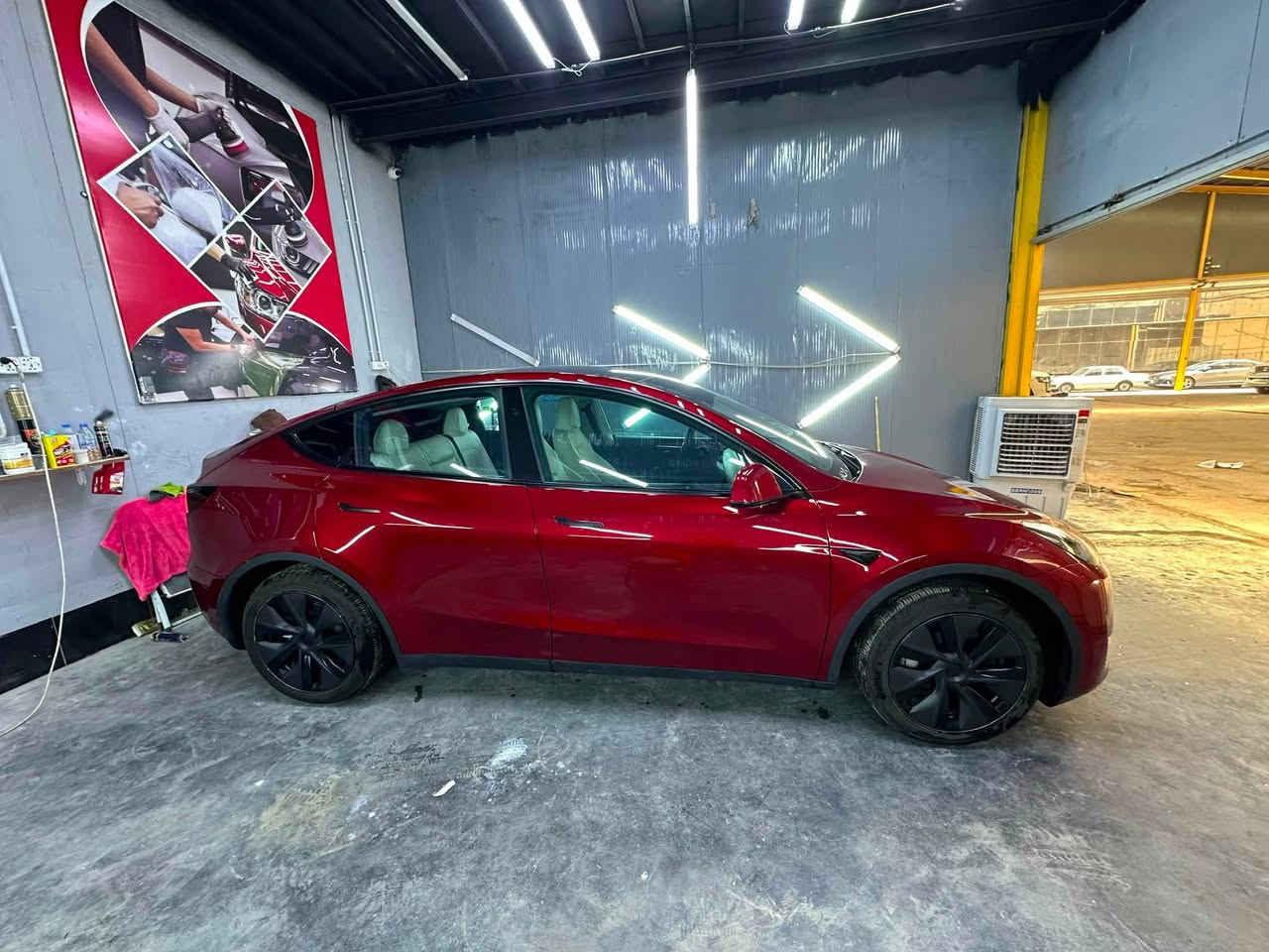 السلام عليكم ورحمه الله 
بيع او مراوس 
تسلا مودل واي Tesla Model y 2025
رقم اربيل باسمي السياره ترقيم جديد هزه جديده 
حادث خلفي تبديل جنطه فقط بدون ايرباك  مرفقه صور الحادث
سنكل موتور لونك رينج تمشي بالشحنه الكامله ٦٠٠ كم 
بدون ايرباك 
بدون اي خطا بالسياره او نقص 
اونلاين آخر تحديث محدثه ومربوطه على تطبيق تسلا 
السياره عليها تغليف  PPF Xpel  ضمان 10 سنوات 
وايضا عليها عازل حراري كامل 3M
أرضيات تسلا اصلي 
تغليف كشنات ابيض جلد نابا اصلي 
برده سقف 
5 راكب السياره 
ماشيه 11,700 الف ميل
ووياها الشاحنه من سراج الدين ٤٨ أمبير والبوكس
السياره كامله مكمله من كلشي ومرتبها على ايدي 

سعرها ٢٤،٥٠٠ وبيها مجال 
مكان السياره بابل 
***********
