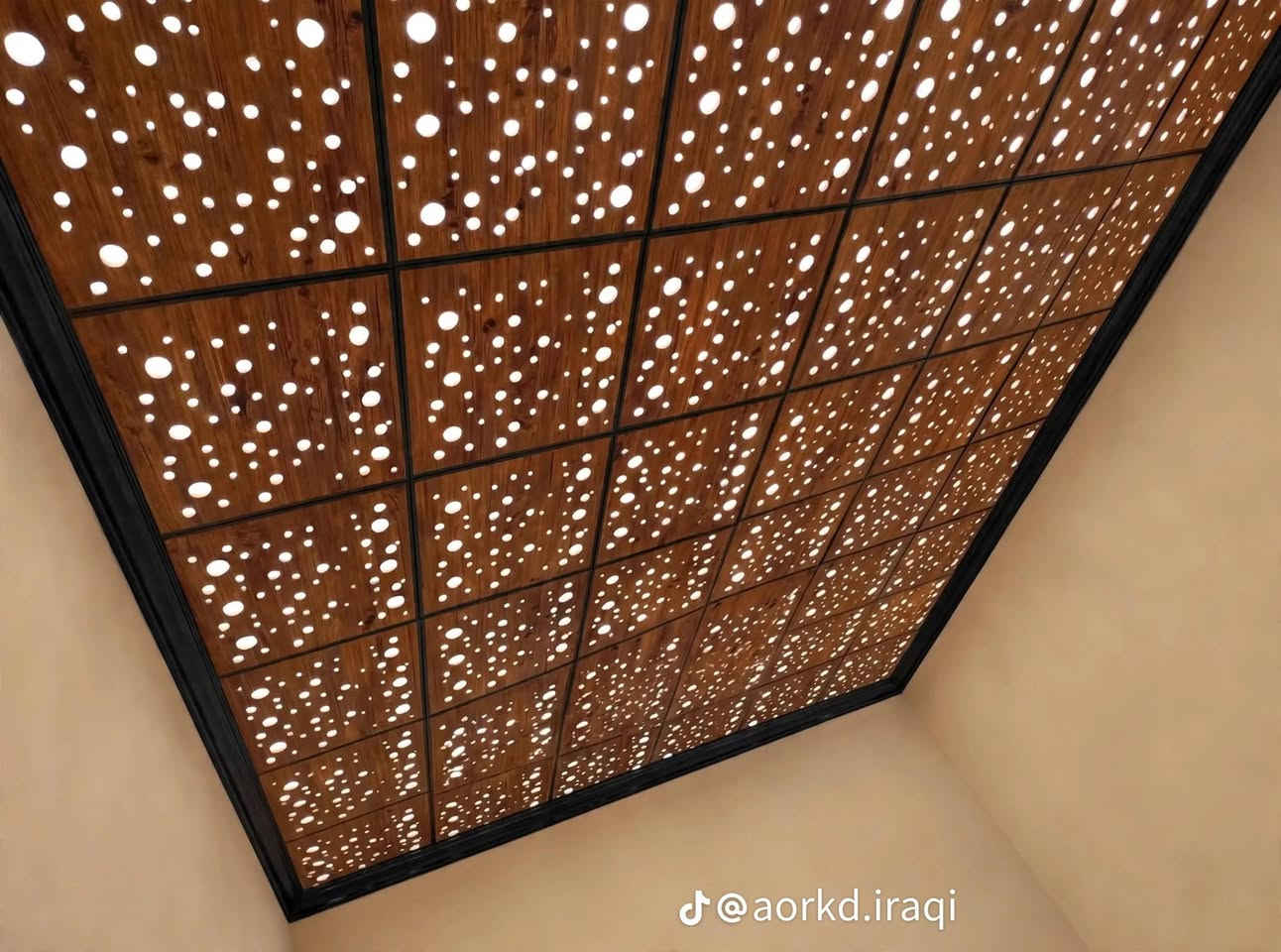 سلام عليكم إخوان عمل سقوف ثانويه وجبس بور و إكس بورد  و فوم تركي وصبغ شغل درجه اوله مستعدون تجهيز كافه الدوار الحكوميه وال أهله إخوان اسعر المتر تلكوه بآخر الصور بوستر مذكورة بي كافه التفاصيل عملنه يكون داخل وخارج المحافظه اخوكم وخادمكم سيد حسن أبو شهم رقم الهاتف ***********...***********

نص مكتوب في الصور:
- @aorkd.iraqi
- @_3tiktok3
