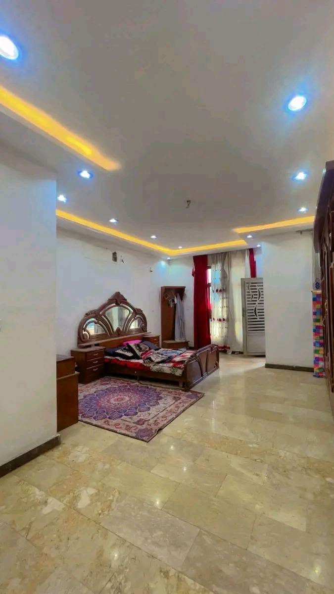 السلام عليكم الدار معروض للبيع مساحه ١٦٥ متر جبهه خمسه ونص ونزال ٣٠ البيت فول الفول درجه اولى يحتوي على اربع غرف نوم ومطبخ حار بارد وستقبال اربعه في ثمانيه البيت حديث بناء اربعه وعشرين الموقع البنوك شارع الميثاق   وباسمي شخصيا اني صاحب الدار المباشر***********
