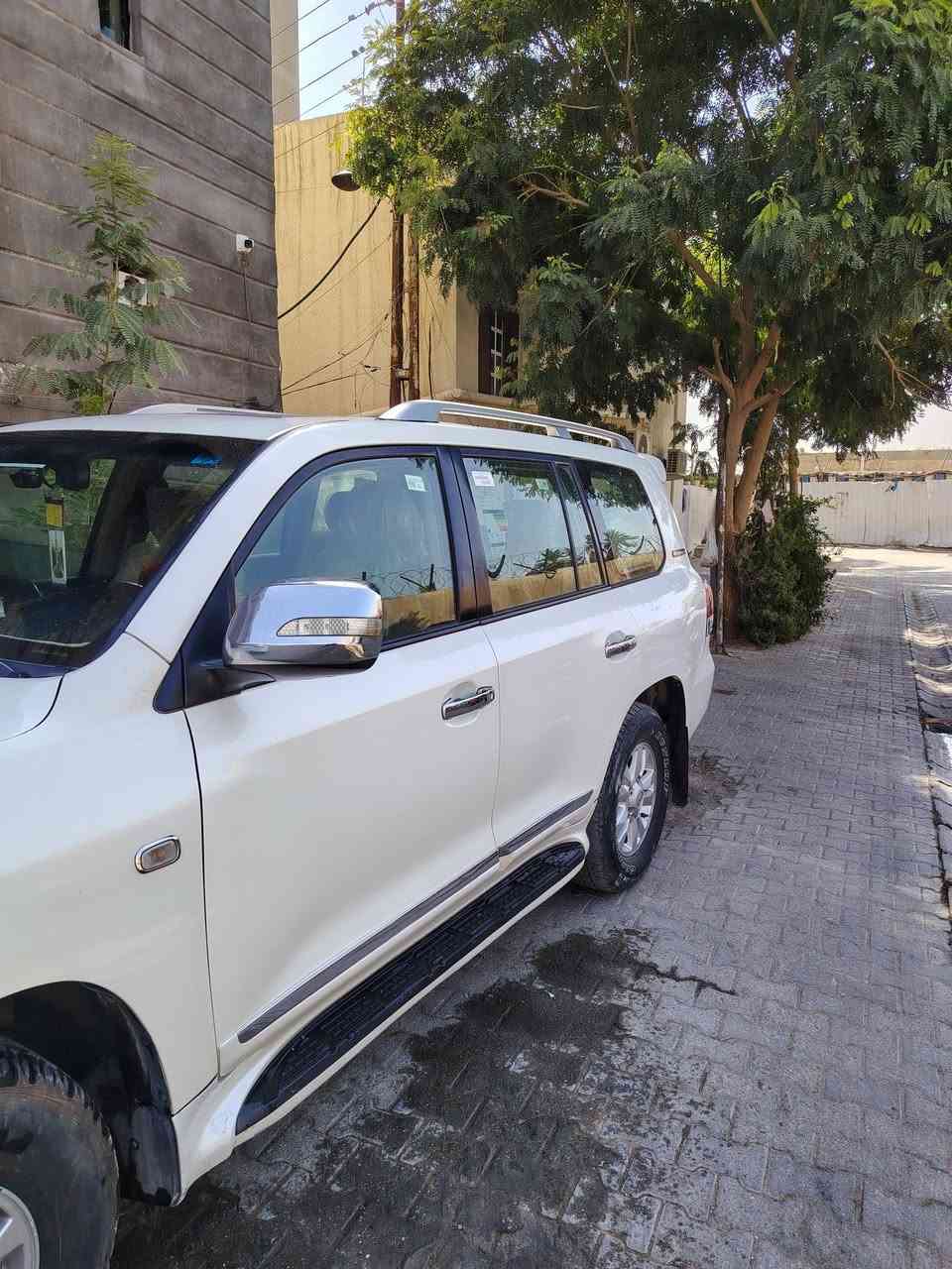 السلام عليكم
 للبيع أو مراوس لاندكروز GXR 2011 ستينية محرك ٦ المرغوب 
ماشية ١٧٢الف حقيقي
فول.. بصمة... فتحة... تحكمات بالاستيرن. إشارة بالمري... ثلاجة.. شاشة متطورة كبيرة...كامرتان أمامية تسجيل وخلفية ...كرسي كهرباء....والمهم ممحورة يعني محد يحاسب بالمرور أو المشتركات.. صبغ جاملغ والدعاميات للجمالية بسبب شخوط محرك كير مكفول تبريد ثلج السيارة جديدة و حلوة...نايلون أصلي المقاعد... إدامة دورية عند الحسام بلكات نوزلات فلاتر أصلي شركة 
بأسمي  تحويل ثاني يوم 
رقم بغداد إنكليزي الهزة لم تسقط
للاستفسار اكثر الاتصال السعر ٢٩٢
 واتساب ***********١ خلف جامع براثا@ الجميع
