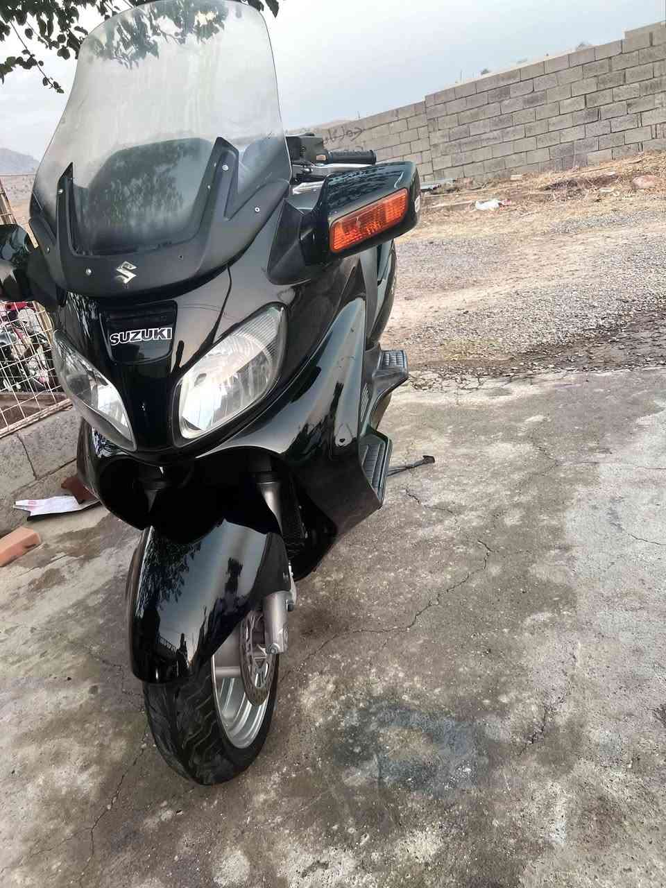 Suzuki skywave 650cc
مەکینەی کەپسە بێ دوکەڵ بێ سەوت بەشەرت 
گێڕی تازەیە
3 mode ( Otomatic - Manuel - Pawer Mode)
  تایەی پێشەوە و دواوە تازەیە 
19 هەزار ڕۆیشتووە 
کەڤەری %100 خاوێنە 
شکاوی نییە کەوتنی نییە 
زۆر زۆر تازەیە و هەموو گیانی بەشەرتە 
شوێن ڕانیە 
***********
