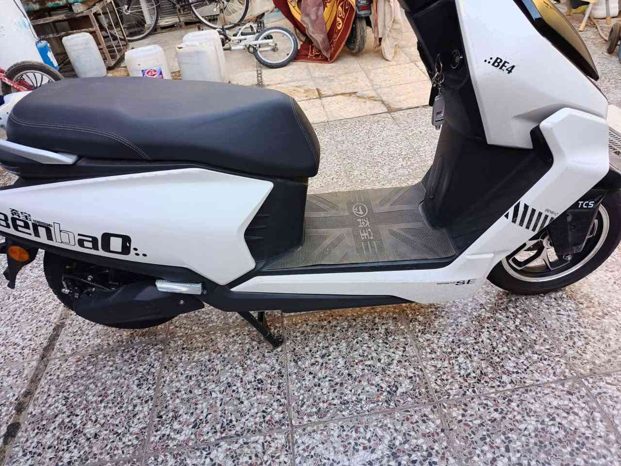للبيع دراجة كهربائية Benbao BE4
دراجة Benbao BE4 كهربائية، بحالة نظيفة جداً، جاهزة للاستخدام.

المواصفات والمميزات:

- كهربائية بالكامل ⚡
- موديل Benbao BE4
- نظام TCS
- شاشة رقمية
- فرامل أمامية ديسك
- إضاءة LED
- مقعد طويل ومريح
- ستاند جانبي + ستاند مركزي
- مرايات جانبية
- تشغيل بالمفتاح
- لون أبيض
- شكل رياضي وأنيق
- الدراجة نظيفة ومستخدمة استخدام اعتيادي

المكان: [بغداد]
للاستفسار: ***********
