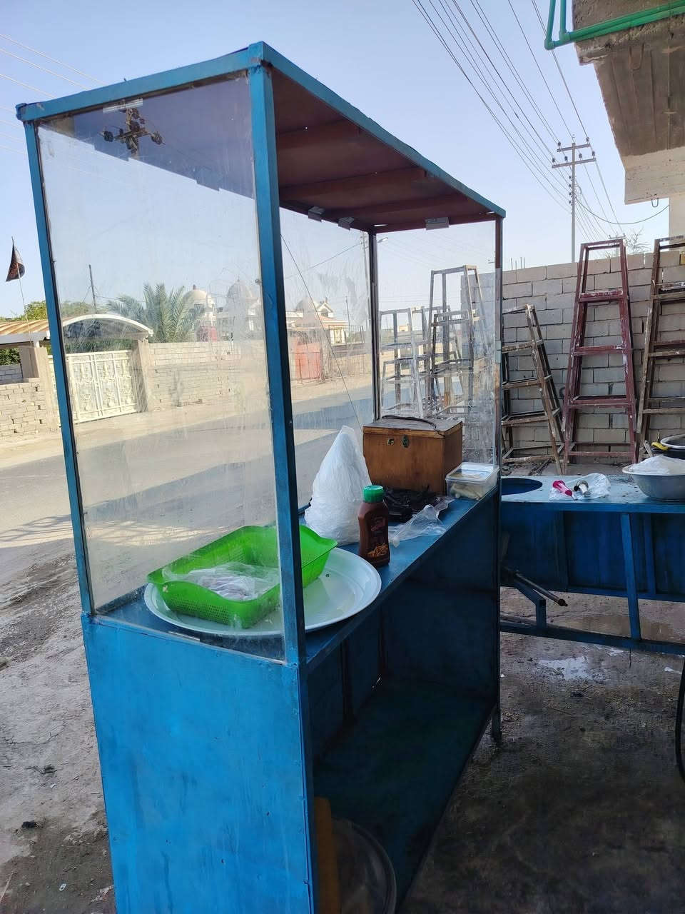 سلام عليكم غراض مطعم جاهزة للبيع جدد نضاف كلش تفصال عليك بس تجي وتشتغل  كل شيء وياهن موجود وياهن ثرامة فلافل جاهزة للبيع سعر خاص شراي يراسل يتصل وبالخدمة. ***********       مكان قضاء المدينة ام الشويج
