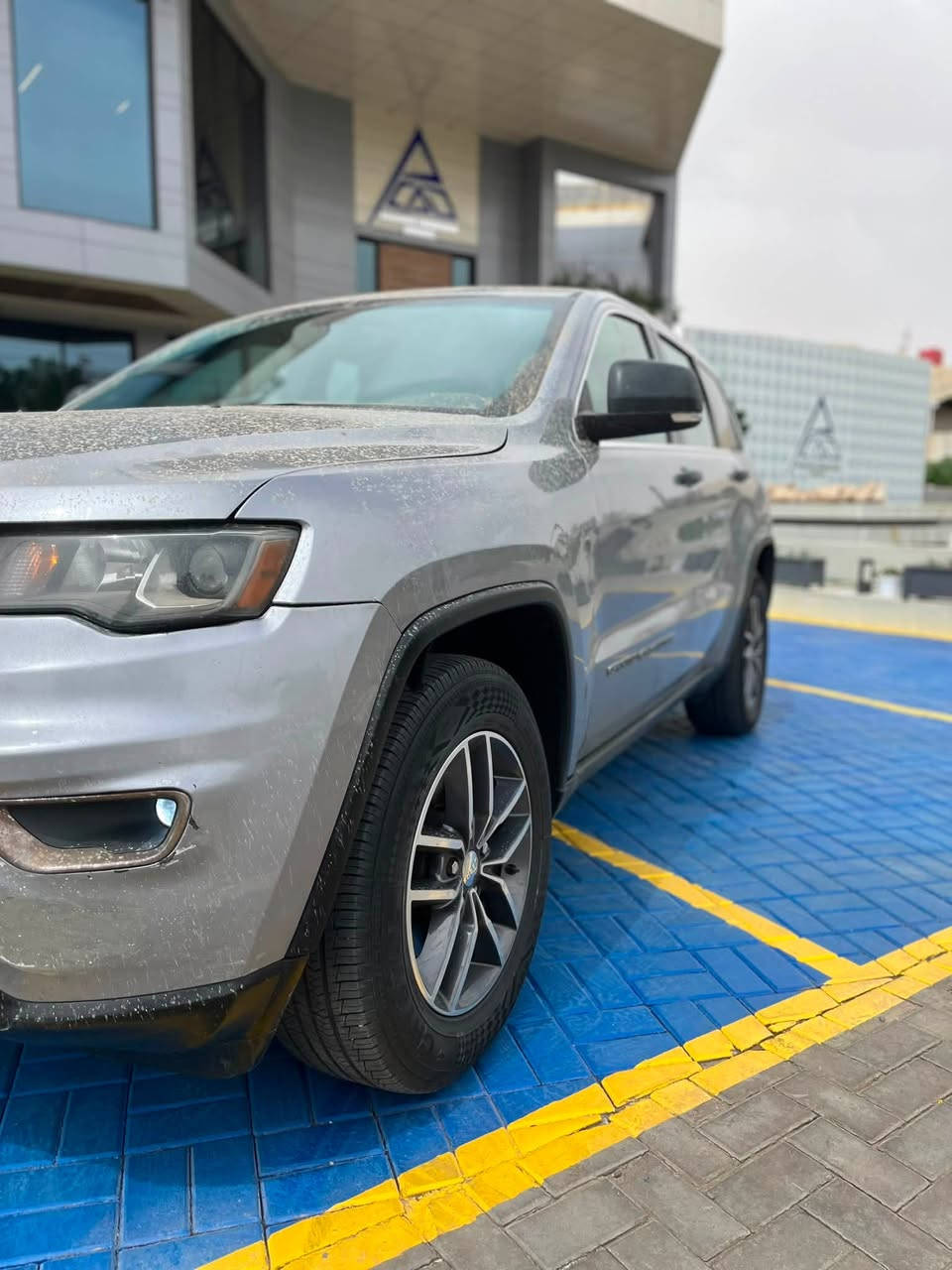 جيب كراند شيروكي 2020 Limited
السيارة رقم بصرة دولي توا صاعدة هزة شرط التحويل بأسمي شخصياً حادثها جاملغ وبنيد وبيها قطعتين كلير 
والباقي كفالة 
تشغيل بصمة وبصمة أبواب
شاشة كبيرة
سلايد
كاميرا خلفية
صندوق كهربائي
حساسات أمامية وخلفية
كروز كنترول
كشن جلد كهرباء
كشنات تدفئة
لايت LED وزينون
 العنوان بصرة 
رقم الهاتف: ***********
