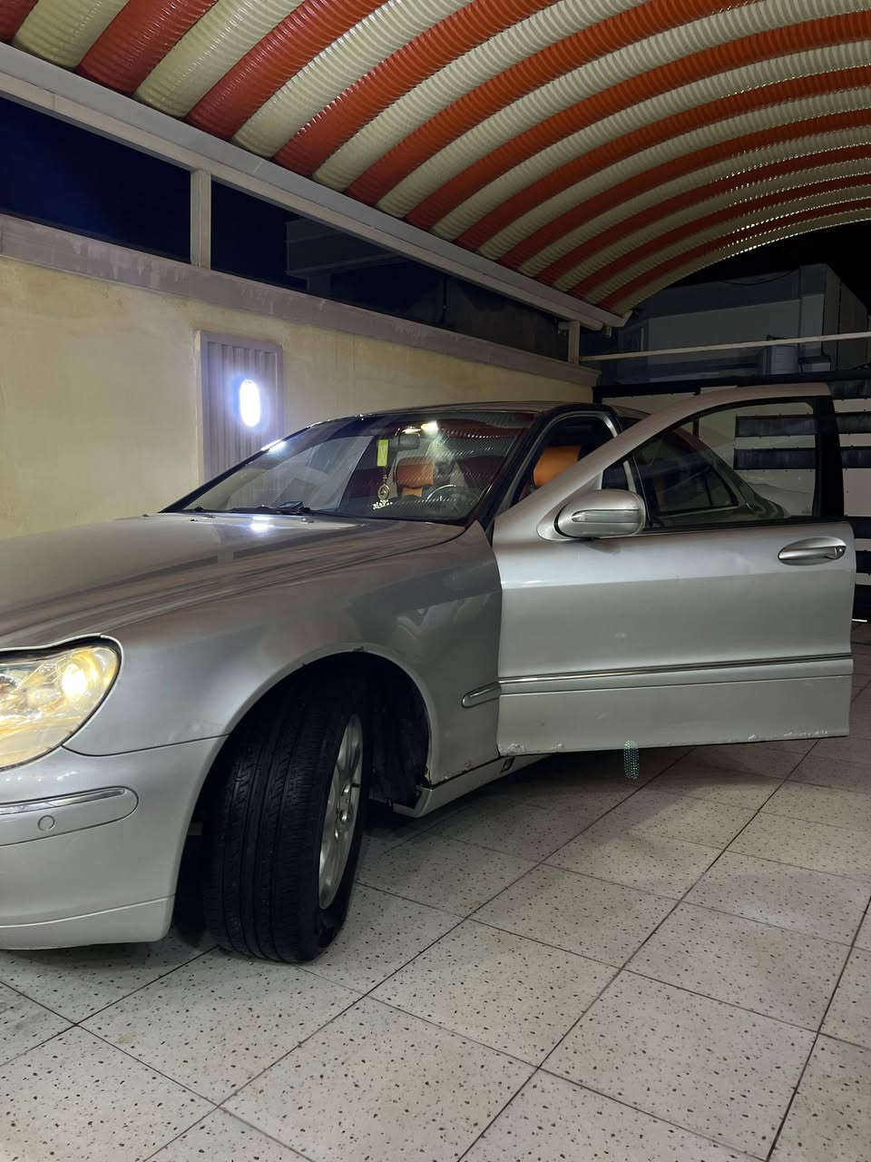 السلام عليكم 
مارسدس s320 غواص مديل 2001 
السياره جاهزه مجهزه من كل شي كهربائات شغاله
كشنات تدفئه وتبريد ومواصفات الغواصه معروفه 
مكان السياره البصره ابي الخصيب للتواصل
 السعر 90 وبيه مجال للشرايه 
***********
***********
