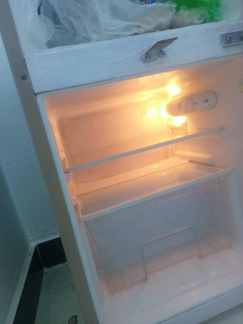 ثلاجه صغيره نضيفه نضافه 80 بلميه
مداخله تصليح ولا تبديل غاز
تاخذوها علفحص
سعرها 100 قفل
مكان زعفرانيه دور شرطه شارع كهرباء
تجميد خير من الله
لاتصال /***********
