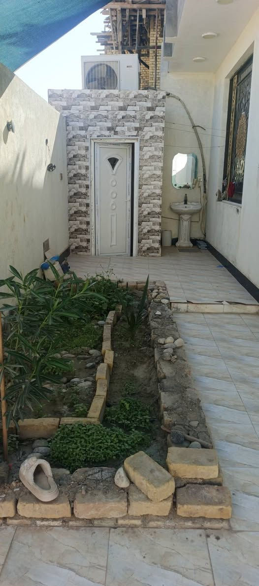بيت للبيع 200متر شارع المهندس الجهه اليسره البيت يتكون من
استقبال 
غرف نوم عدد2
صاله
حمامات داخليه وخارجيه
مناور 2
طارمه جبيره 7*5
للاستفسار رقم صاحب الدار ***********
