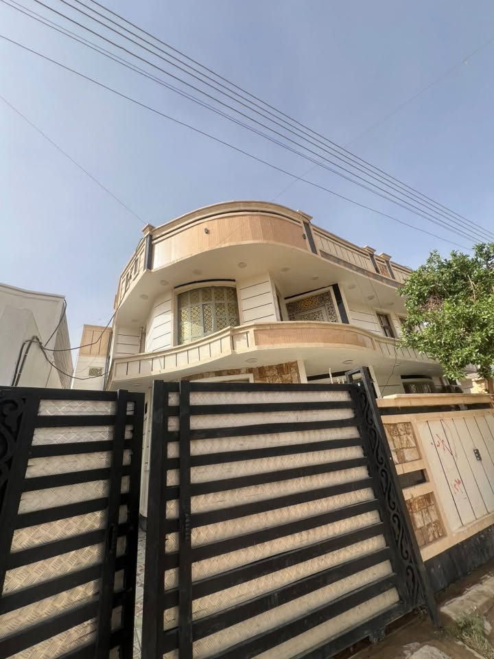 للبيع بيت طابقين ٣٠٠متر مجاور بوابة عمر الراوي 📍٥كيلو
مفوض للطابو معاملة كاملة 
الطابق الاول متكون من 
كراج + حديقة 
ممشى حول البيت 
مطبخ حار وبار 
استقبال ٩ متر طول 
صالة ضيوف ١٤متر طول 
غرف ٥*٥ العدد ٢ صحيات وحمام عدد ٢معزول 
الطابق الثاني 
غرف ٣ 
حمام وصحيات 
صالة ضيوف 
السعر ١٥٥مليون 
للاستفسار مكتب كريم العبيدي للعقار 
***********
