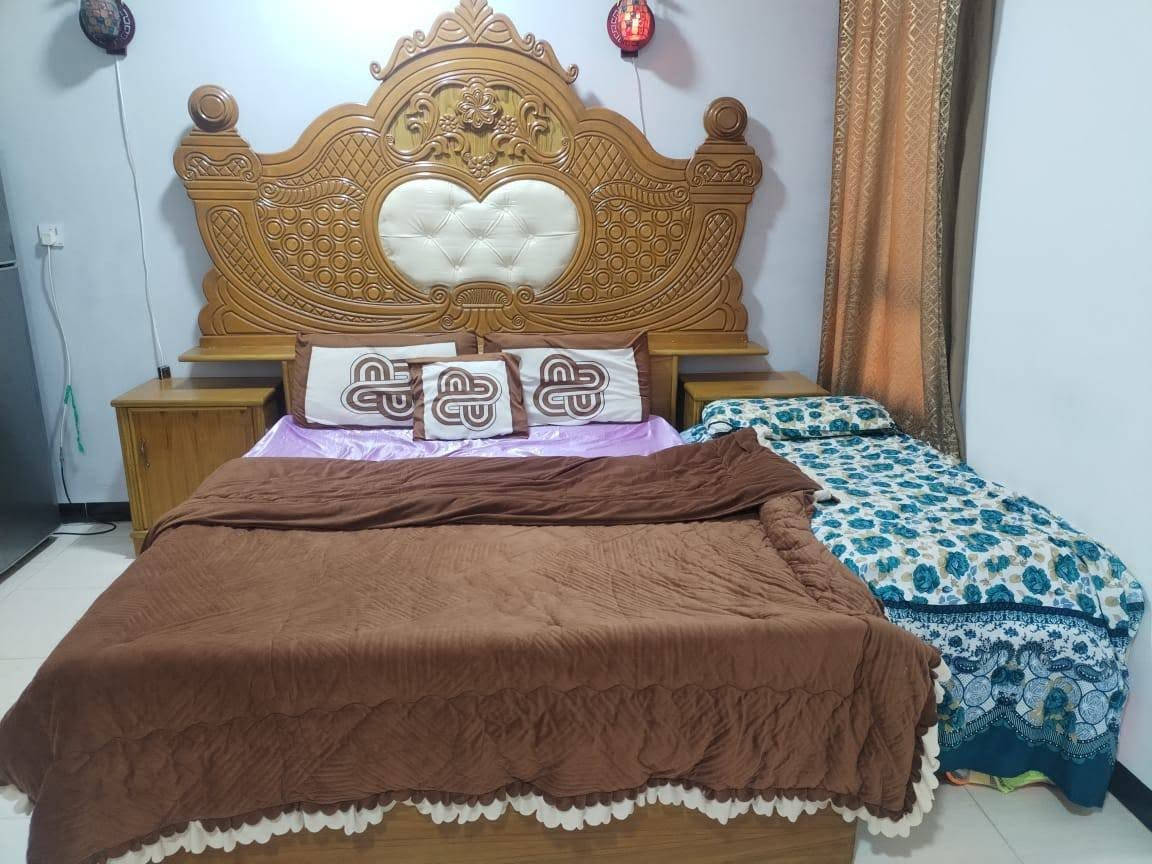 غرفة نوم كاملة بحالة ممتازة للبيع.
المحتويات: سرير مزدوج مع كومودينات، خزانة (كانتور) كبيرة 6 أبواب مع ملحق علوي، ومايز تواليت مع مرآة ووحدة تخزين.
​السعر: 1,200,000 دينار (مليون و200 ألف).
​الموقع: كربلاء المقدسة.
​للتواصل: *********** وتساب
