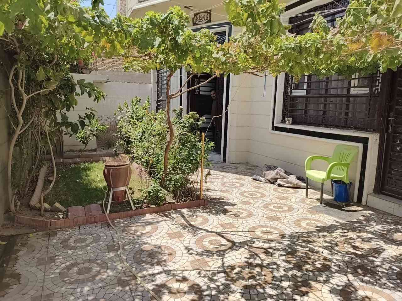 بيت للبيع مساحه 250متر طابو زراعي سند25تحويل باسم المشتري مباشر يتكون من حديقه كراج صحيات خارجيه واستقبال وهول ومطبخ وغرفتين نوم طابق ثاني بيتونه وغرفة نوم يعني ثلاث غرف بيت حديث ومرتب السعر 120بي مجال بسيط عنوان حله ورديه نزلت معمل ابو كيره يبعد عن شارع العام 250متر للاستفسار الاتصال على الرقم التالي ***********
