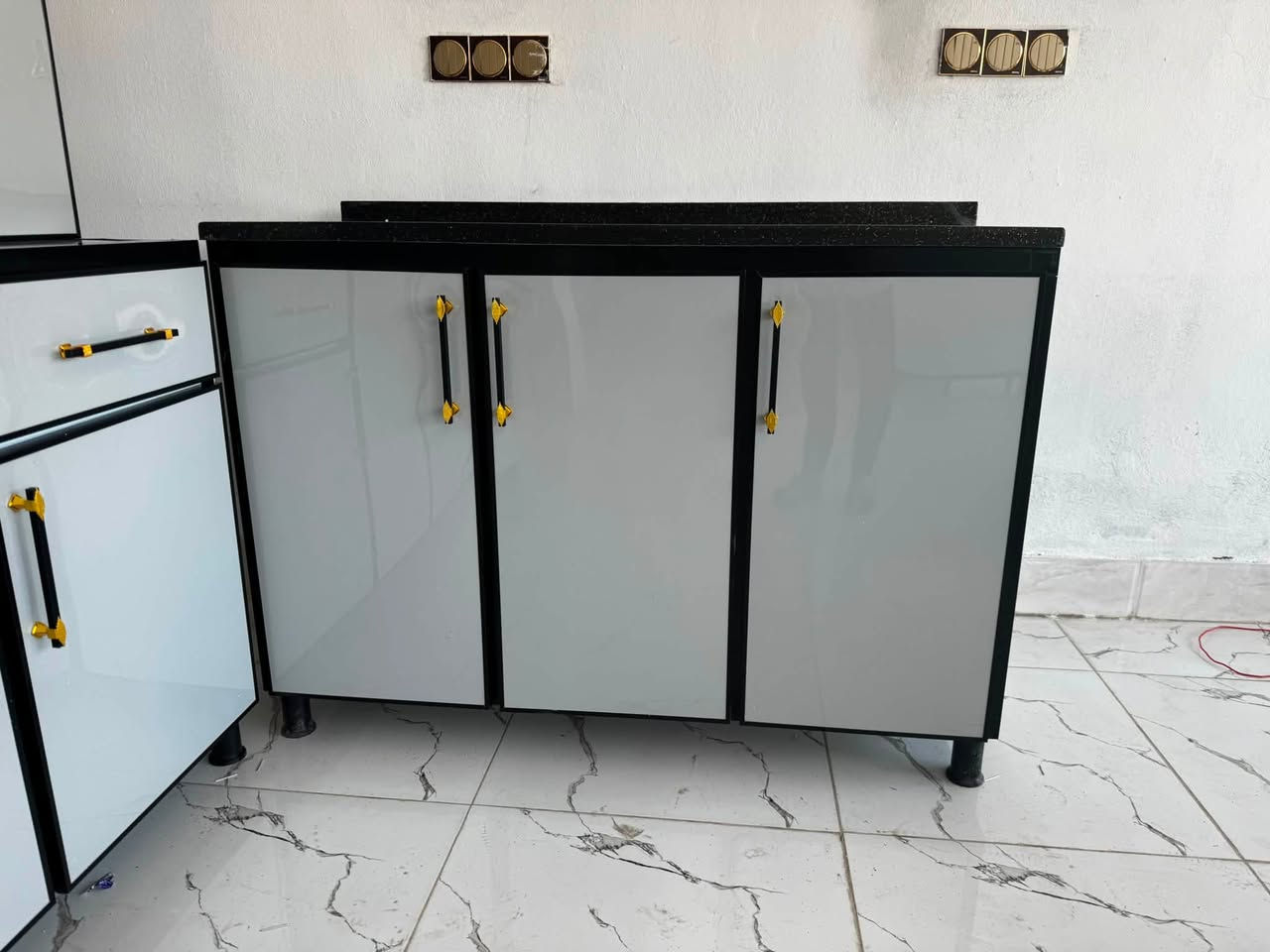 🌟 معمل أساس القمم للمطابخ والديكورات 🌟
🍳 عرض كاونترات الستندر المميز:

 القياسات: 2 متر أرضي + 2 متر معلق.
 المرمر: مع سنك مرمر بطول 1.30 متر.

 المواصفات والخامات:

 مواد سعودية أصلية عالية الجودة.
 مجار هيدروليك + مفصلات (نرمادة) هيدروليك لسهولة الحركة والتحمل.
 أرجل ثقيلة وقوية لتحمل الأوزان.
 إنارة داخلية مع شفاطة للمعلّق لإضاءة أنيقة وعملية.

 الألوان: يتوفر لدينا أكثر من 60 لوناً لتختار منها ما يناسب ذوقك وديكور منزلك!

✨ متوفر أيضاً: تفصيل حسب الطلب وقياسات مطبخك الخاص بدقة عالية.

📍 العنوان الجديد:
القائم - حي الشهداء - قرب أسواق العائلة - مقابل
أسواق الخضر

📞 للاستفسار والحجز (متوفر واتساب):
 ***********
 ***********
