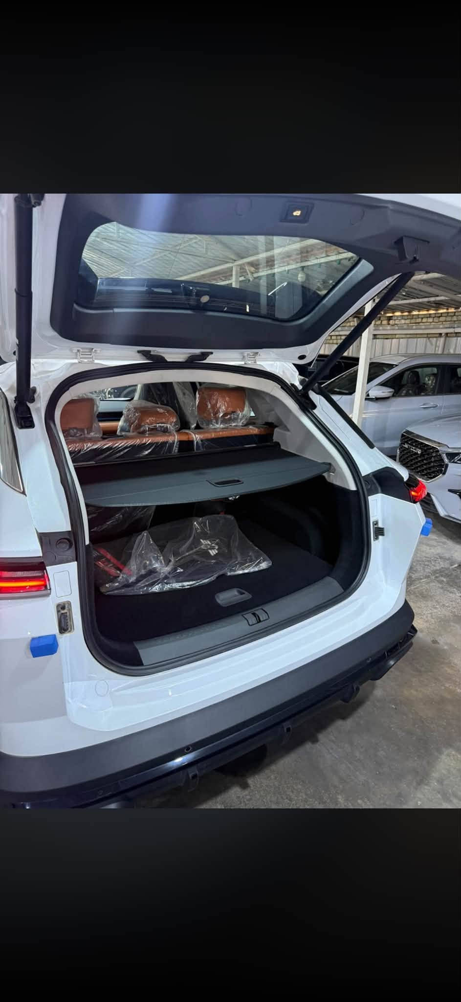 ⁨ ‎سوئيست S06 1.6L PREMIUM القفلة 

‎العداد 

750 كيلو متر   رقم مميز 

‎المحرك: 4 أسطوانات 1.6L  تيربو 197 حصان
‎العزم (نيوتن-م.): 290
‎ناقل الحركة: اوتوماتيكي دبل كلاتش من 7 سرعات
‎استهلاك الوقود: 8 لتر لكل 100 كم

‎الضمان الأساسي: 6 سنوات أو 200,000 كم (أيهما أولا)
‎ضمان المحرك: 10 سنوات أو 1،000،000 كم (أيهما أولا / للمالك الأول)

المواصفات:
‎*إطارات قياس 20 إنچ
‎*فتحة سقف بانوراما 1.1 م
‎*شاشة عرض ترفيهية قياس 15.6 إنچ
‎*شاشة عدادات رقمية قياس 10.25 إنچ
‎*مقصورة الركاب من الجلد الفاخر
‎*مقعد السائق والراكب كهربائي
‎*مقاعد السائق والراكب مبردة
‎*كاميرات محيطية 540 درجة
‎*مثبت سرعة مع رادار تفاعلي 
‎*نظام مراقبة النقطة العمياء 
‎*نظام تحذير مغادرة المسار
‎* نظام المساعدة للبقاء في المسار
‎*نظام الكبح التلقائي في حالة الطوارئ
‎*نظام القيادة شبه الذاتية
‎*نظام الفرامل اليدوية الاوتوماتيكي Auto hold 
‎*نظام التحكم بنزول المنحدرات
‎*حساسات أمامية
‎*حساسات خلفية
‎*نظام التحذير من التصادم الأمامي والخلفي 
‎*نظام ابل كار بلاي واندرويد أوتو لاسلكي
‎*نظام صوتي متطور 8 سماعات من Sony 
‎*بلوتوث / هاتف السيارة
‎*إنارة محيطية لون ازرق
‎*إنارة ترحيبية
‎*صندوق كهربائي 
‎*المرايا الجانبية قابلة للطي كهربائياً ومدفئة
‎*مصابيح أمامية أوتوماتيكية LED مع مصابيح نهارية LED
‎*نظام التحكم الذكي بالإنارة العالية
‎*نظام تقنية الهواء بالايونات PM2.5
‎*فلتر تنقية الهواء (N95)
‎*دخول ذكي (بصمة)
‎*تشغيل عن بعد
‎*خاصية إغلاق الشبابيك وفتحة السقف عن بعد 
‎*شاحن هاتف لاسلكي سريع
‎*ماسحات الزجاج الامامي مع حساس للمطر
‎*مسند الذراع الوسطي مع ثلاجة
‎*وضعيات قيادة متعددة 
‎*نظام مراقبة ضغط الإطارات
‎*وسائد هوائية امامية وجانبية عدد 6

للاستفسار ☎️ *********** 
سعر 31و500

