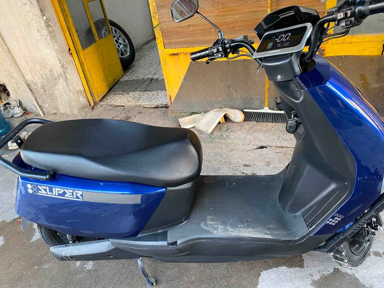 دراجه شحن  اخو الجديد السعر 750 وبيه مجال العنوان بغداد الزعفراني لتواصل علاه هاذ الرقم ***********
