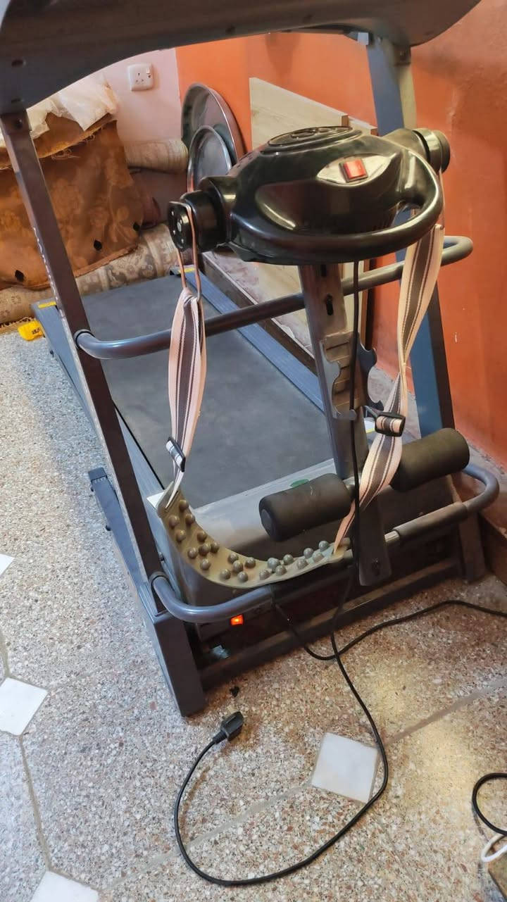 مرحبا عندي هذا جهاز جري رياضي جديد  مكاني بغداد كلش جديد ممستعمل قليل استفسار على رقم *********** السعر ٧٠٠وبي مجال

نص مكتوب في الصور:
- HONOR 400