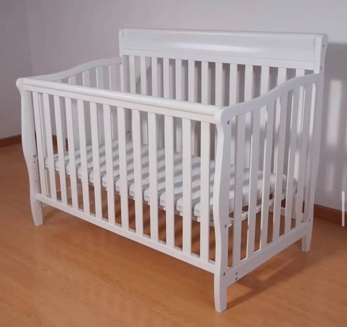 السلام عليكم للبيع سرير اطفال طابقين السعر ١٥٠ 
والثانية نفر واحد السعر ٧٥ اثنينهم خشب زان 
العنوان بغداد علي الصالح ***********
