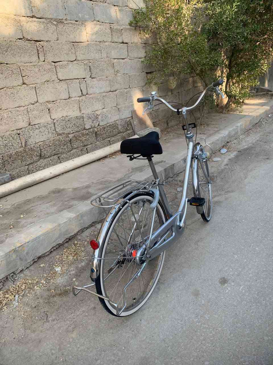 سلام عليكم بايسكل للبيع حجم 26
بايسكل جديد بمعنا الكلمة مال حاوية ما بي أي نقص
تايرات جدد بريكات امامي خلفي كلة شغال قفل ستيرن وقفل بايسكل سعر البايسكل 95 وبي مجال المكان بابل محاويل الاستفسار على الرقم *********** الرقم بي واتساب
