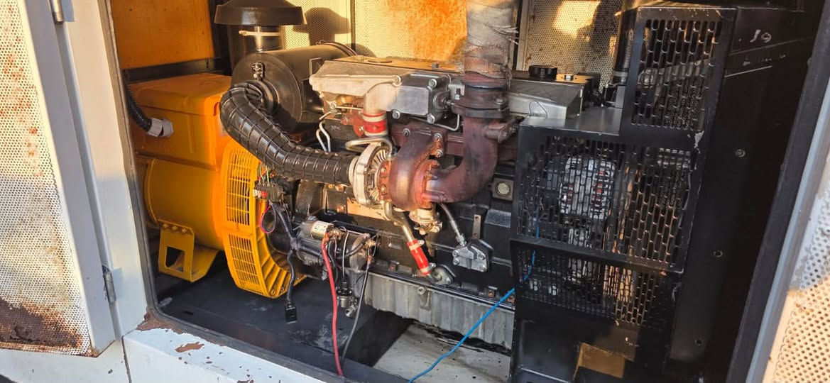السلام عليكم
للبيع مولد 100kv 
6سلندر مفتوحه مبدل فقط بوشه/رنك 
الكراده 52 
***********

