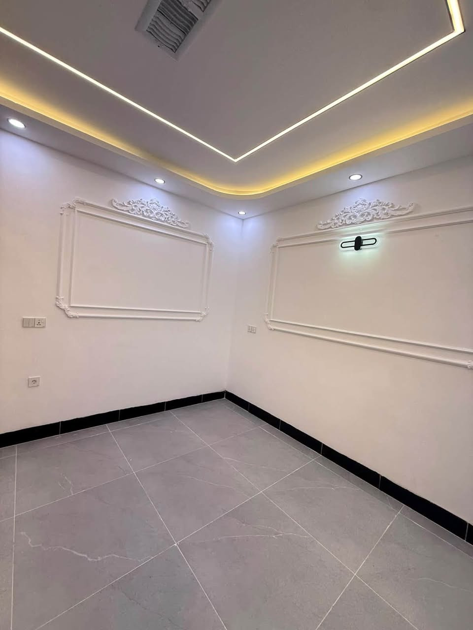 🏠دار صفر بناء حديث
   موقع مميز للبيع
~~~~~~~~~~~
البيت فول فول✔️
نظام دكت سقف مغربي✔️
دبل جام المنيوم✔️
~~~~~~~~~~~
طابو ملك صرف✏️📋
~~~~~~~~~~~
📐المساحه:150 
📐الواجهة :-7.5

~~~~~~~~~~~
📍الموقع : حي المعلمين مقابل جامع الفتح 

~~~~~~~~~~~
💸السعر :علق تم يوصل السعر
~~~~~~~~~~~
يحتوي الطابق الاول على:-
 غرفتين نوم + استقبال + هول + مطبخ حار بارد + الترك + كراج + حديقة 
~~~~~~~~~~~
يحتوي الطابق الثاني على:-
هول +صحيات + 
غرفتين نوم:
~~~~~~~~~~~
~~~~~~~~~~~
للاستفسار اكثر الاتصال على
***********📱
~~~~~~~~~~~
نستقبل جميع العروض 
🏠السكنيه  🏛️التجاريه
مكتب عدن بدايه سايدين عدن مقابل مجمع جوهره
