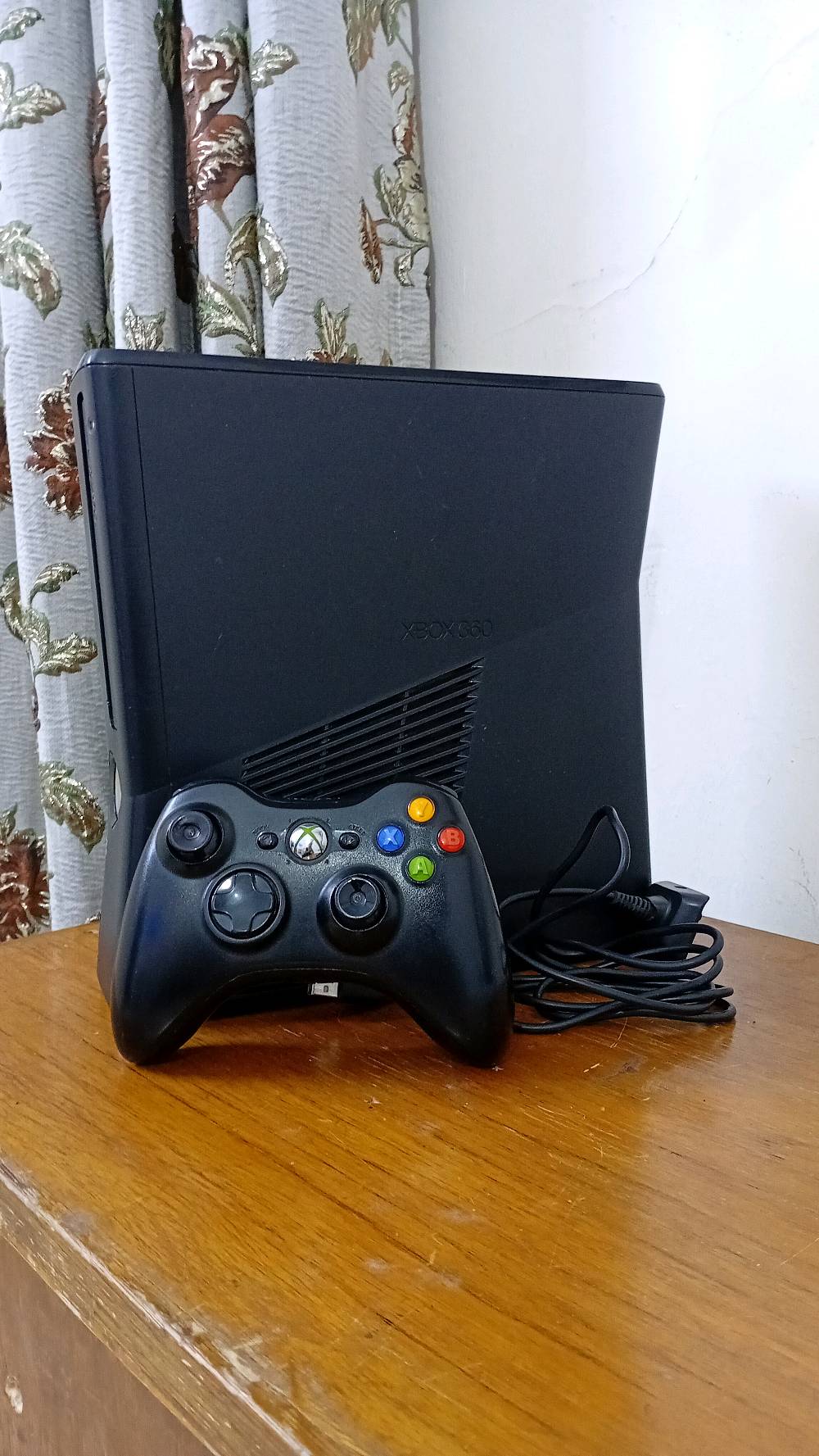 السلام عليكم شلونكم شباب شباب عندي جهاز اكس بوكس 360 سليم جهاز مهكر بي 18 لعبه من ضمنها جي جي تي اي 5 كول اوف ديوتي ملحقات محاوله ويده واحده وكابر اليده السعر 130 وبي مجال بسيط مكاني بغداد زيونه