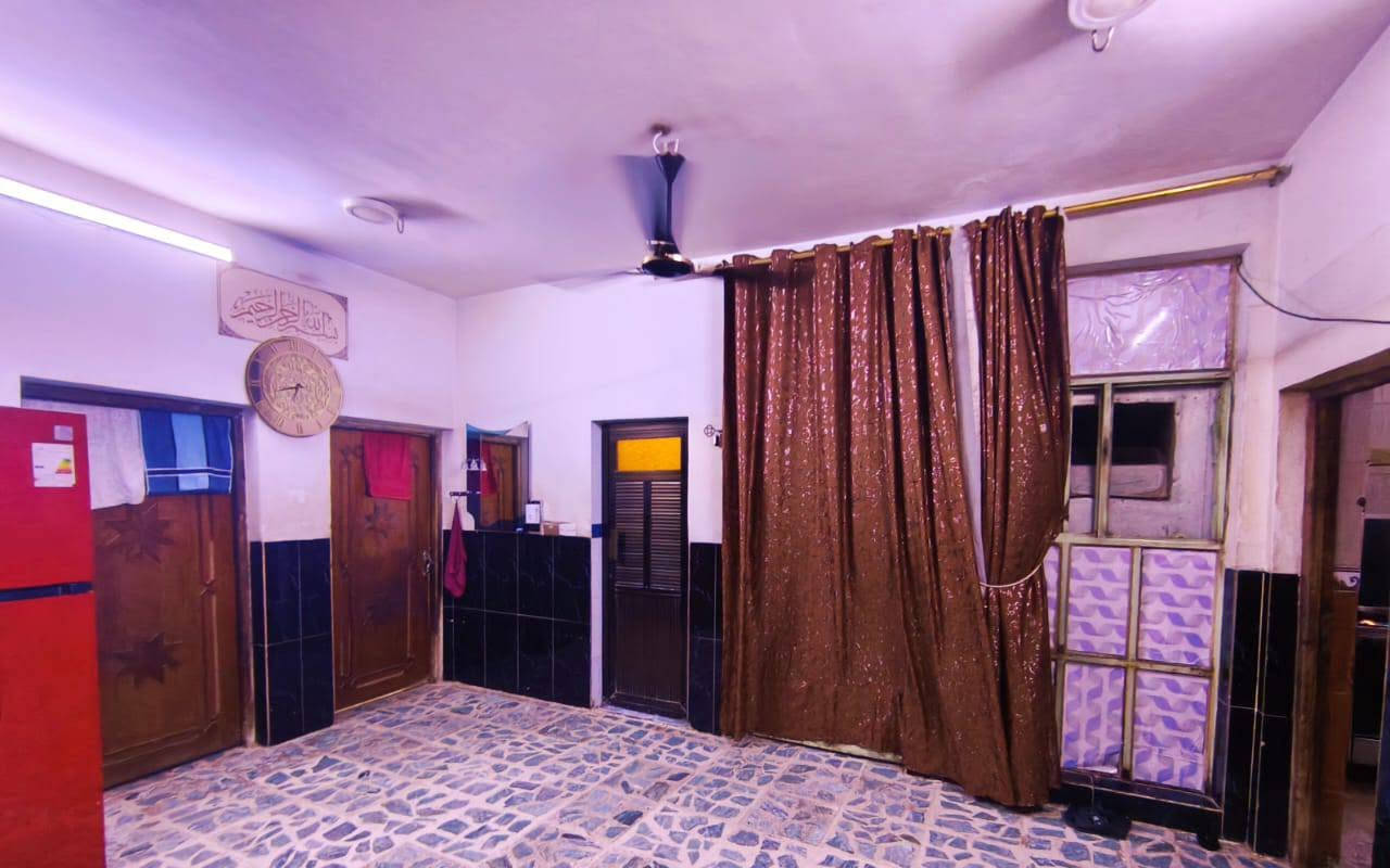 إعلان دار سكني للبيع
​الموقع: بغداد - الطارمية - شارع التدبير (قرب جامع مصابيح الهدى)
​المساحة: 150 متراً مربعاً  (الواجهة 7.50 م × النزال 20 م).
​تفاصيل البناء:
​الطابق الأرضي: صالة، مطبخ، حمام داخلي، صحيات خارجية، وغرفتي نوم (عدد 2).
​الطابق الثاني: غرفة نوم كبيرة بمساحة (7.50 × 4 م).
​السطح: يحتوي الدار على سطحين 
​نوع الأرضية: كاشي مرمر 
​للتواصل والاستفسار يرجى الاتصال على الأرقام التالية:
​***********
​***********
