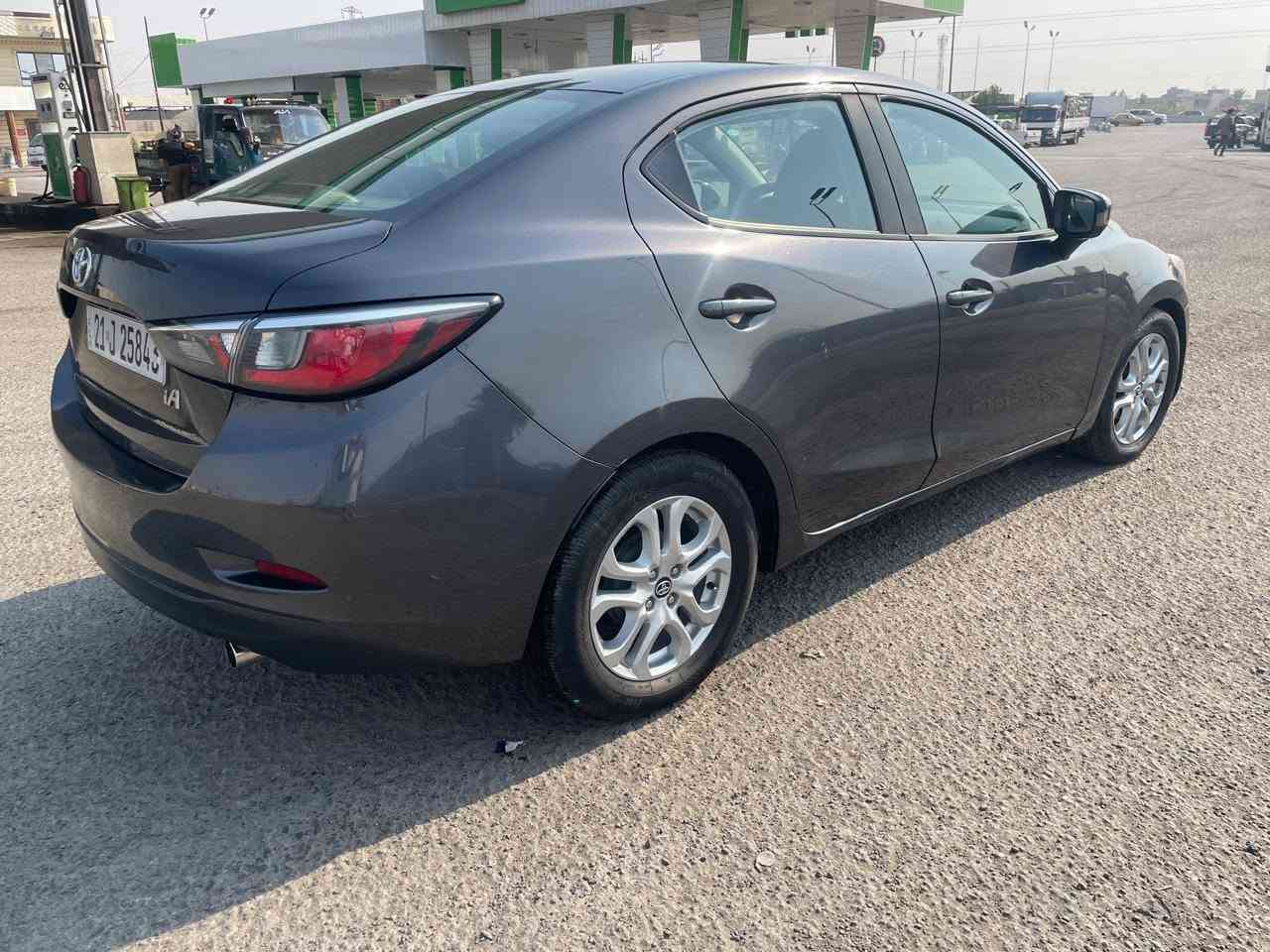 تويوتا Yaris iA موديل 2018 وارد أمريكي 🇺🇸

* محرك 1500 سي سي (1.5L) 4 سلندر

* قير أوتوماتيك 6 سرعات

* دفع أمامي (FWD)

* شاشة وسطية 7 إنج

* كاميرا خلفية

* بلوتوث + USB + AUX

* تحكم بالدركسون

* مثبت سرعة

* تشغيل Sport Mode

* جنوط ألمنيوم قياس 16 إنج

* زجاج ومرايا كهربائية

* تكييف ممتاز

* تشغيل بالبصمة (حسب الفئة)

* نظام مانع الانزلاق (Traction Control)

* نظام الثبات الإلكتروني (ESC)

* ABS + EBD + BA

* وسائد هوائية متعددة

* نظام التحذير قبل الاصطدام بسرعات منخفضة (حسب الفئة الأمريكية)

* استهلاك وقود اقتصادي جداً

* محرك واعتمادية عالية، السيارة مبنية على منصة مازدا 2 مع محرك 1.5 بقوة حوالي 106 حصان وقير أوتوماتيك 6 سرعات.

* داخل مخمل اسود

* مكينه وكير كفاله
الضرر صور مرفقه  
بونيد تصليح +باب السايق . 
فحص وهزه جديد وسنويه ولوحات سليمانيه جديد. 
عداد المسافات 125 كم. 
السعر93$ وبيها مجال 
مكان السيارة بغداد 
ابي غريب شارع الزيتون للاستفسار
📞📞   ***********   تواصل بغداد, العراق
