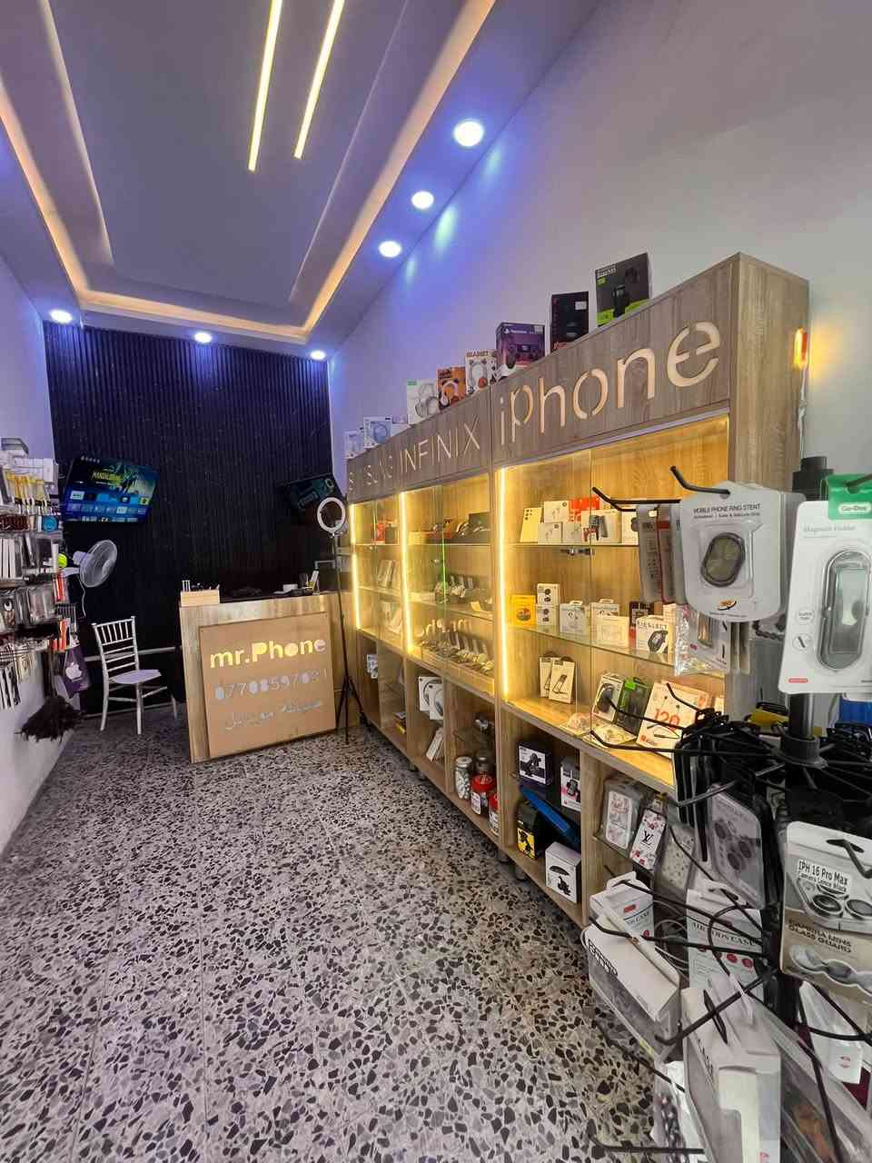 سلام عليكم محل تليفونات للبيع 📲⌛️
منطقة حيويه محل معروف بيه زبائن خير من الله ( عليه رجل )
يحتوي على 
اكسسوارات عامه
أجهزه جديد ومستخدم 
جهاز رصيد من شركة انتشار 
أدوات صيانه كامله +كامره 4k عرض المجهر استخدام قليل
فاترينات + ميز صيانه وميز استقبال + كراسي 
شاشه عدد2+ سستم كامرات كامل عدد 4
سبلت + مروحه شغالات 
براد ماء حار بارد 
جام خانه + ديكور جديد 
المحل جديد ومرتب تاخذه دكول يا الله وتباشر ما ناقص اي شي
إيجاره 300 الف 
سعره مناسب 💸
العنوان  — بغداد‏‏. كمب سارة 
لتواصل خط واتساب ***********
