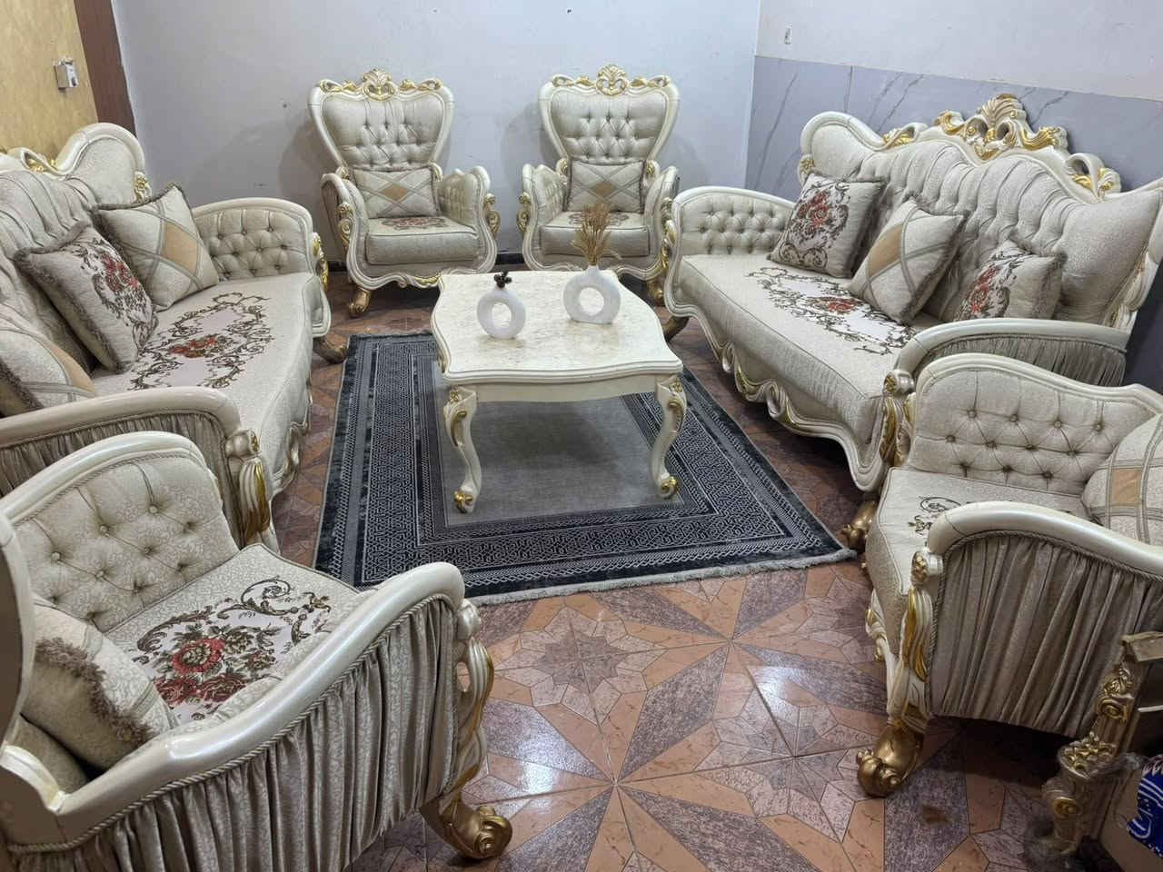 تخم زان تركي ١٠ مقعد مع ميز وسطي نضافه فول اخو الجديد***********وات ساب
