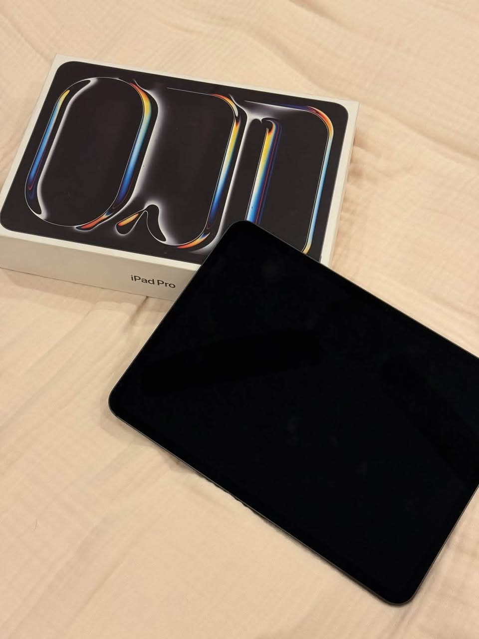 📱 iPad Pro M5 13 إنج أسود

⸻

🧾 المواصفات

* الموديل: [2025]iPad Pro M5
* الحجم: 13 إنج
* اللون: أسود
* السعة: 256GB

⸻

✨ الحالة

* استخدام خفيف لمدة أسبوع فقط
* بحالة شبه جديدة (نظيفة جداً)
* عدد مرات الشحن: 16 مرة فقط 🔋
* بدون خدوش أو أي آثار استخدام
* بطارية ممتازة وأداء قوي جداً
* مناسب لكل الاستخدامات (دراسة – تصميم – عمل)

⸻

📦 الملحقات

* الكرتون الأصلي
* جميع الملحقات الأصلية كاملة
* قابل للفحص بأي وقت 📸

⸻

💰 السعر

* 1,650,000 دينار عراقي (نهائي)

⸻

📍 الموقع

* البصرة

⸻

📩 التواصل

* خاص أو واتساب ***********
