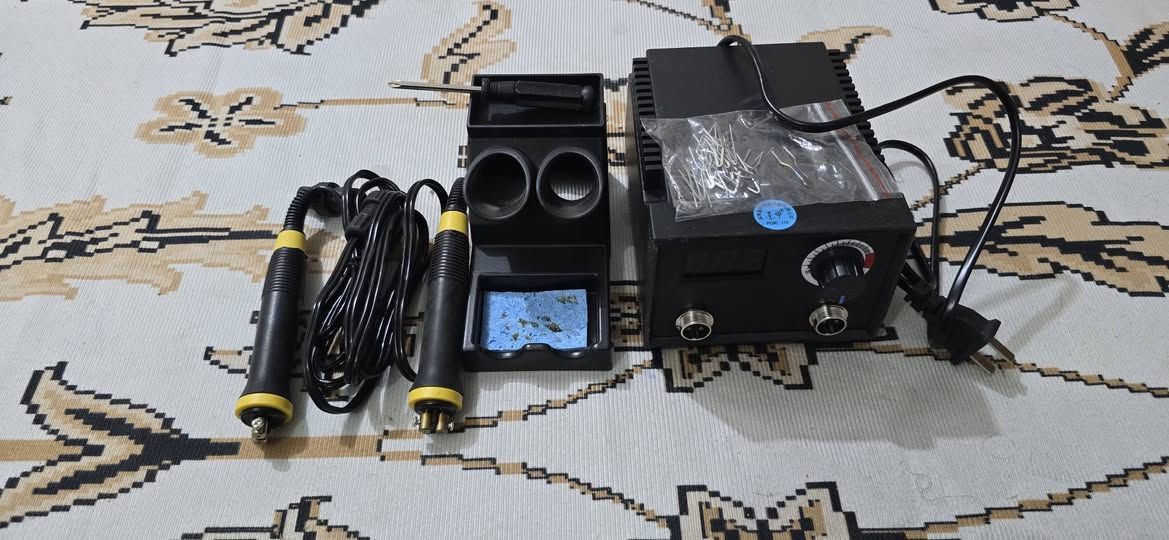 السلام عليكم
ادوات ورشة صناعة مصغرات متكاملة

فرطونه صاروخية تعمل عن طريق دواسة قدم +فرطونه كهربائية صغيرة

كاويه حرق على الخشب حجم كبير 45 ةاط

شفرات نحت ثلاث انواع نوعية ممتازة

براين متنوعة للنقش والنحت على الخشب والحديد والنقش على الزجاج

دريل ثلاث وضائف ثقب وعمل اشكال ويتحول فريزة 

منشار تيغة نوعيتين لقص الخشب والمعادن

الوان اكرليك لتلوين المجسمات الخشبية

رندة حجم صغير

تحويلة منشار ترددية 
سيت مبرد نوعيه جيدة

للامانة اغلب الادوات جديدة غير مستخدمه 

السعر 325 الف

يتوفر توصيل

واتساب ***********
