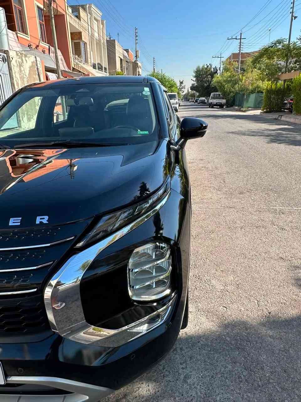 Mitsubishi outlandarئــــــوتلاندەر  2024 مواصفات السيارة:
اللون: أسود قطران (عصفوري) 🥴
 المنشأ: أمريكي
 عدد المقاعد: 7 نَفَر (ثلاث أونصات)
 المواصفات: SE Plus
 الحوادث والجاملغات: الدعامية الأمامية والخلفية كبس (بلاد)
 الأيرباك: إيرباك واحد فقط (شغال / غير متفجر)
المواصفات والإضافات:
 بانوراما
 رادار
 حساسات أمامية وخلفية وجانبية (تحديد المسار)
 5 كاميرات 360 درجة
 الكوشن (المقاعد): جلد وشامواه
 تدفئة مقاعد (كوشن هيتر)
 مقاعد كهربائية
 برادي بلاد
 سماعات مع مضخم صوت في الصندوق (B5)
 نظام صوتي BOSE
 تبريد مركزي
 بصمة تشغيل ودخول
 شاشة آيباد
 بريك كهربائي (Handbrake)
 نظام Auto Hold
 سماعات Bose
حالة السيارة والمسافة:
 لا يوجد فيها أي قطعة صبغ أو تبديل
 تحتوي على تعديل على البارد (PDR) في مكانين عند الباب
 المسافة المقطوعة: 9,000 ميل فقط
المعلومات والتواصل:
 الموقع: أربيل
 السعر: 240 ورقة ($24,000) وقابل للتفاوض
 رقم الهاتف (كورك / واتساب): ***********
 رقم الشاصي: JA4J3VA84RZ071573
