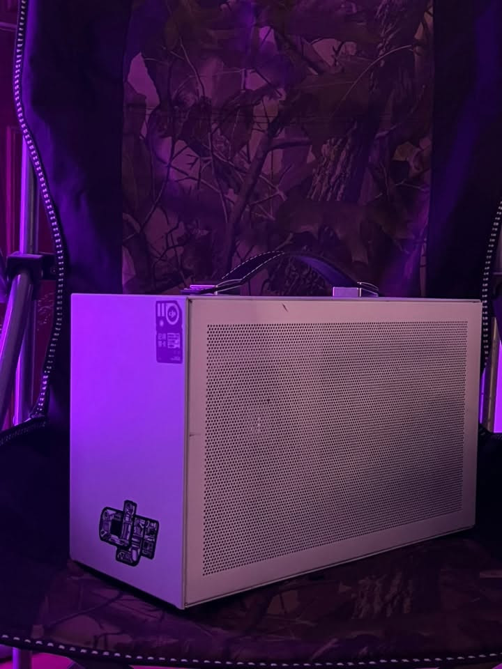 السلام عليكم
Mini itx pc build للبيع
مواصفات 
R5 5600x
B450
Ram 16 gb 3200hz
Storage 1tb ssd m.2
Rtx 4060 
Psu sfx thermalright 650w
Case mini itx s300

هاي التجميعة للناس الي يدور صغر حجم وقوة بنفس الوكت

للاستفسار ***********
