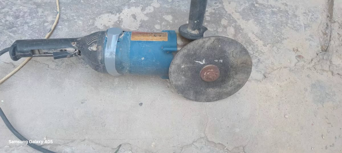 السلام عليكم غراض للبيع شغالات وعلى الفحص كوسرة صغيرة ١٠الاف كوسرة كبيرة ٣٠الف كتر قطع حدادة ٤٠ درج ازبست كهرباء ٧متر٦٠الف للاتصال واتساب فقط *********** مكان بغداد

نص مكتوب في الصور:
- Samsung Galaxy A05