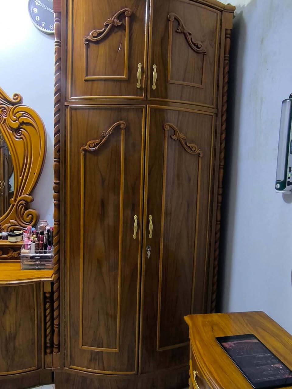 سلام عليكم عندي غرفه صاج تسكام شغل ولا غلطه اخت جديده ماذيهه 3 مليون  ولولد محتاج فلوس رايدهه 1700 واني ابخدمت شراي مكاني الصويرة [ *********** ]  [ *********** ]
