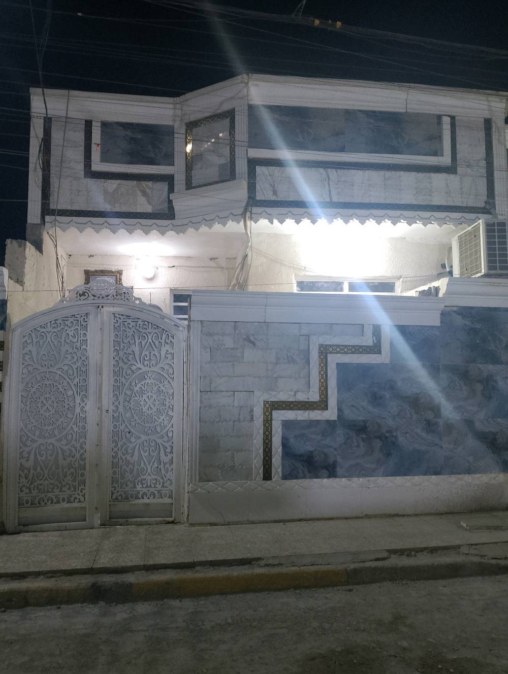 بيت للبيع نظيف مساحته 85 متر في مدينة الصدر الدسيم سعره 55 هوه والكاونتر والغساله و2 تانكي مي وماطور والمغسله بي مجال بسيط