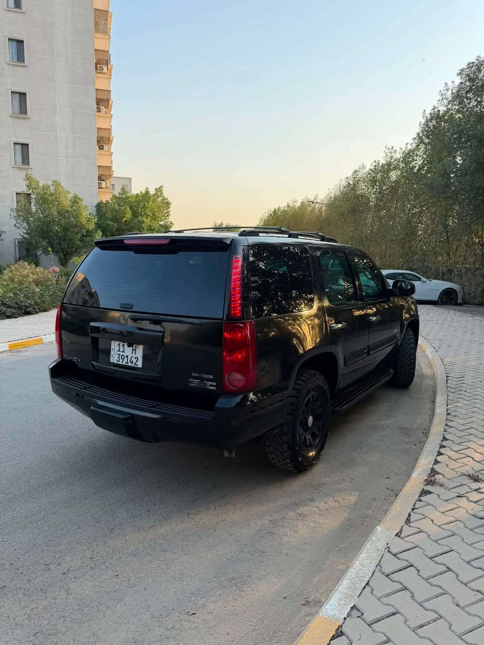 السلام عليكم 
جي ام سي يوكن GMC YUKON للبيع 
موديل ٢٠٠٧ لون اسود . رقم بغداد الماني جديد
مواصفات SLE 
شادلها عازل حراري على كل الجام
داش كام ( كامرة تصوير امامي ) 
لايتات امامي ليد
بك لايت مسطره طويله
شاشه جبيره نوع برافيكو كار بلي و اندرويد اوتو
كامرة خلفيه 
حساسات خلفية
كشنات جلد لون بيجي
تخم تاير جديد و منضومة تبريد جديدة
مضاف اليها منضومة غاز مع خزان ٨٠ لتر غاز
السياره اصولية و استيراد قديم لا حديده ولا امعلايه 
و التحويل ثاني يوم
السعر ١٦٠٠٠ دولار - يعني ١٦٠ ورقة
مكان السيارة بغداد اليرموك
للاستفسار 
***********
