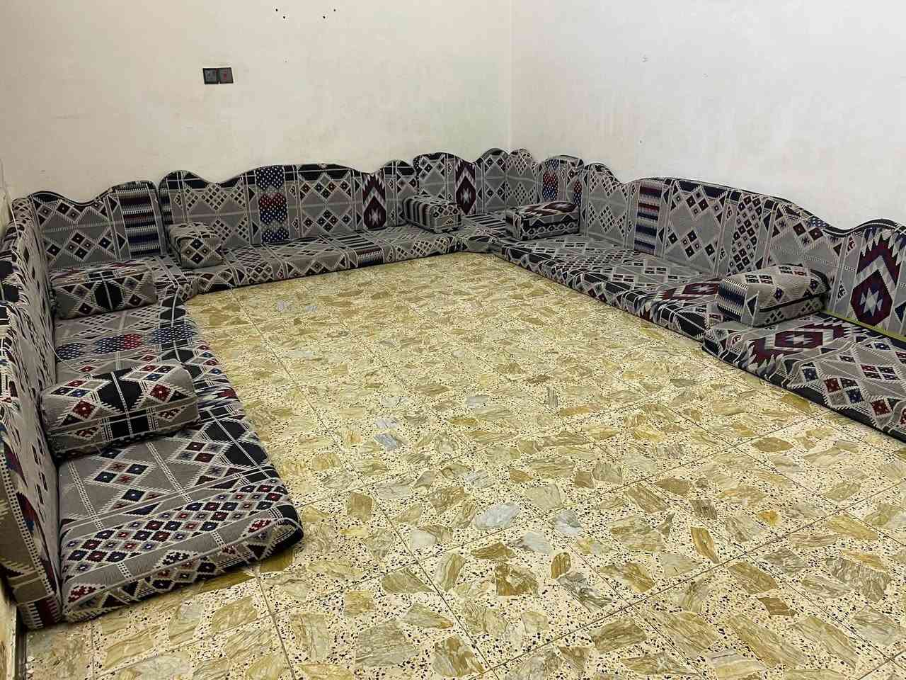 السلام عليكم گعدة عربية للبيع 14 متر مستخدمه وبيها واحد من المنادر مفتوح الزنجيل ابيعها على وضعها السعر 150 العنوان بغداد الغدير وهذا رقمي للي تفيدة ***********
