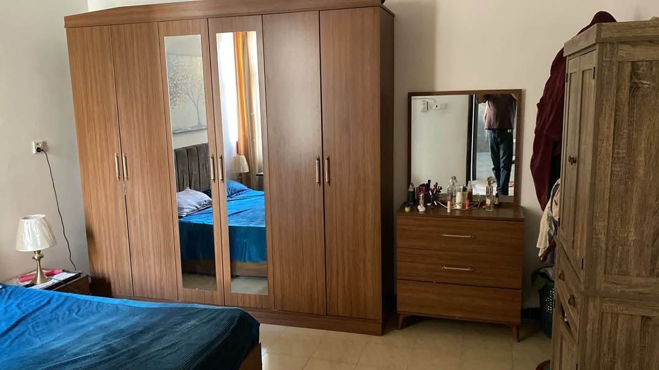 السلام عليكم غرفة نوم مع ملحقاتها كامله جديدة بدون ضرر اني مشتريها جديدة مع 2 اسره مع ملحقاتها شبابية الموقع حي المهندسين سايدين لاوان السعر 450 الف الكل *********** وتس اب موجود للمهتم بالشراء المراسلة
